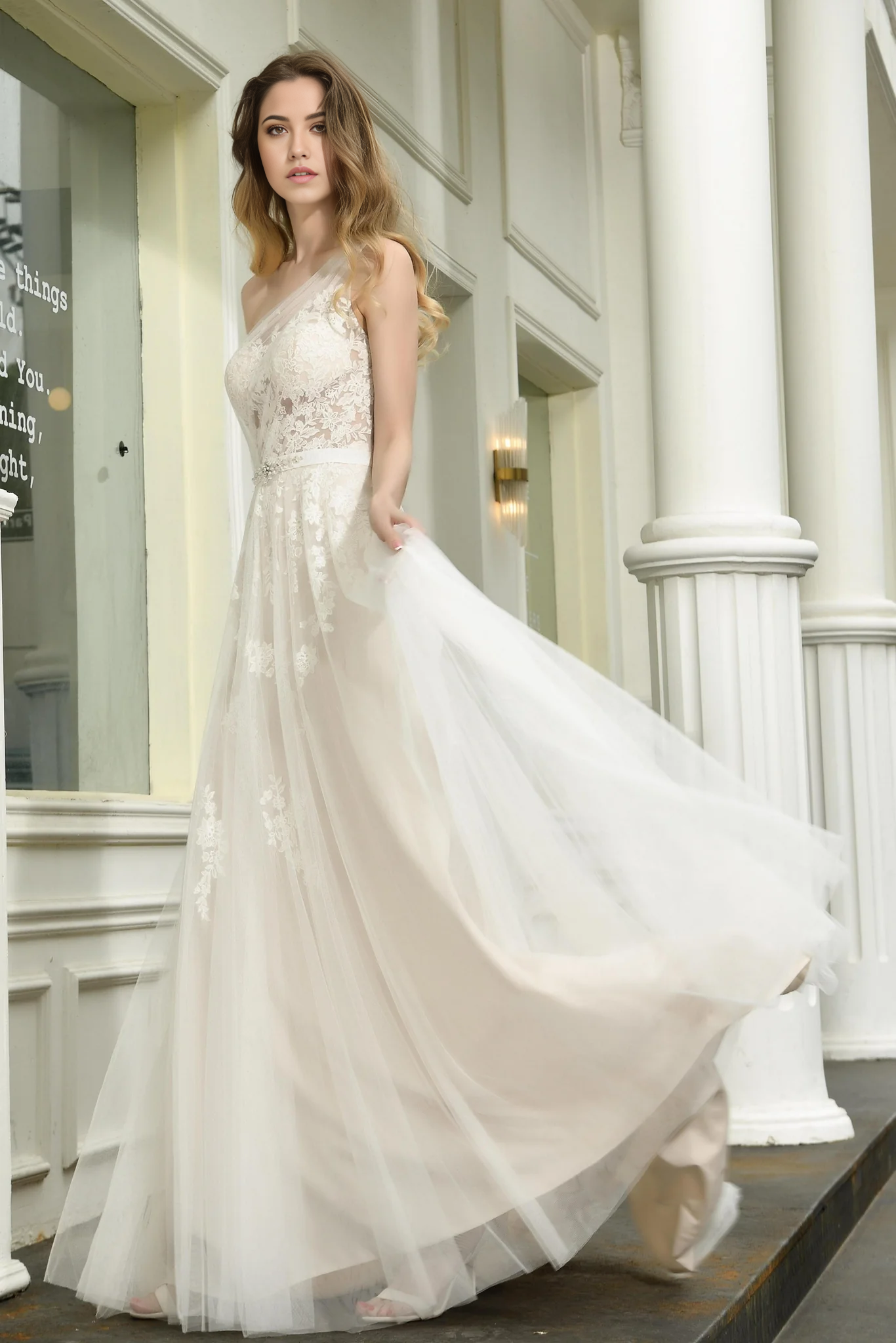 Vestidos de novia elegantes de corte A con un hombro al descubierto, sin mangas y con apliques de tul